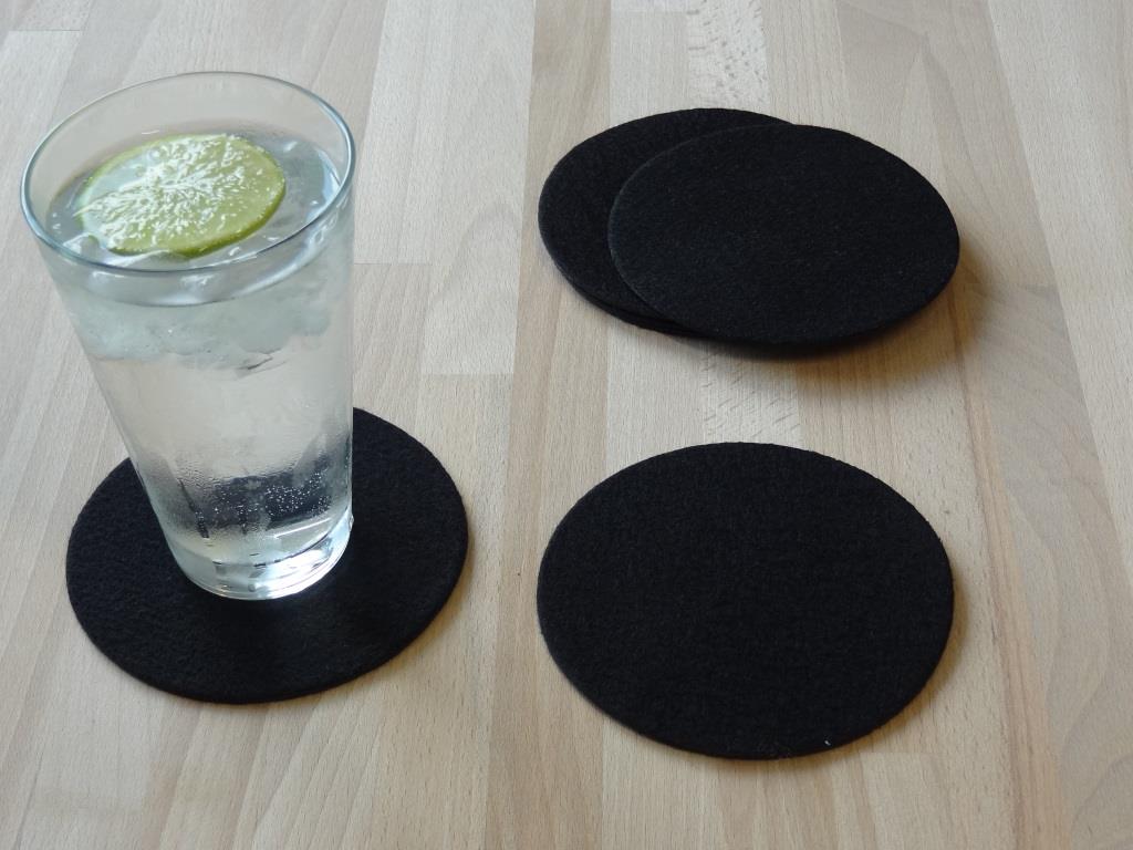 Placemats round in a set of 4 with matching round glass coasters, black