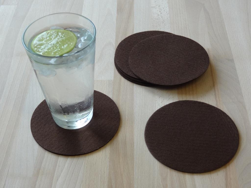 Placemats 30x45 cm in a set of 4 with matching round glass coasters, mocca